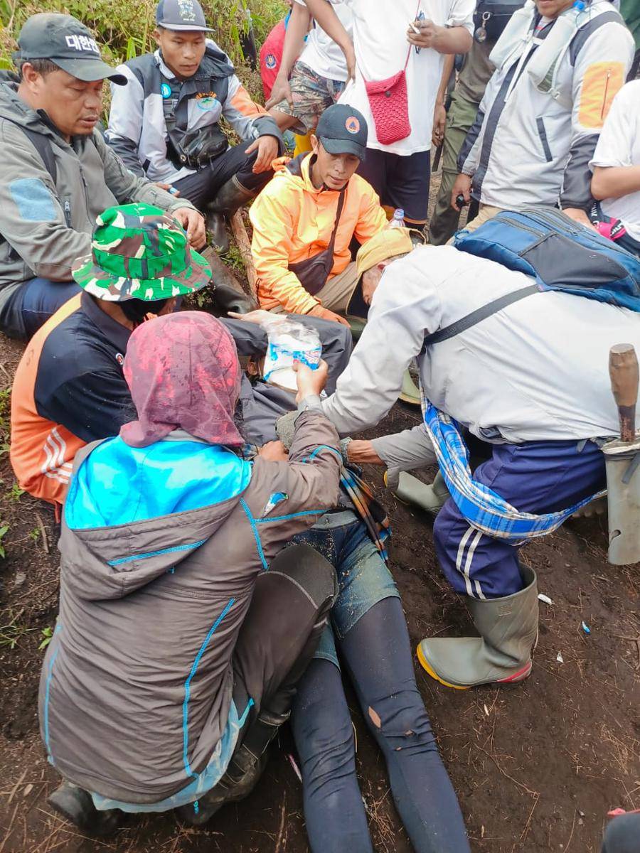Proses evakuasi Chamdan dari Gunung Buthak. (Dok. SAR Surabaya)
