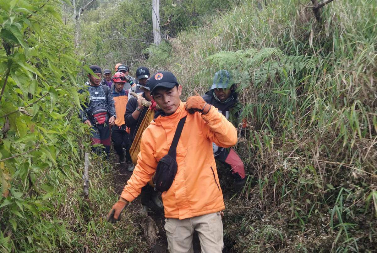 Proses evakuasi Chamdan dari Gunung Buthak. (Dok. SAR Surabaya)
