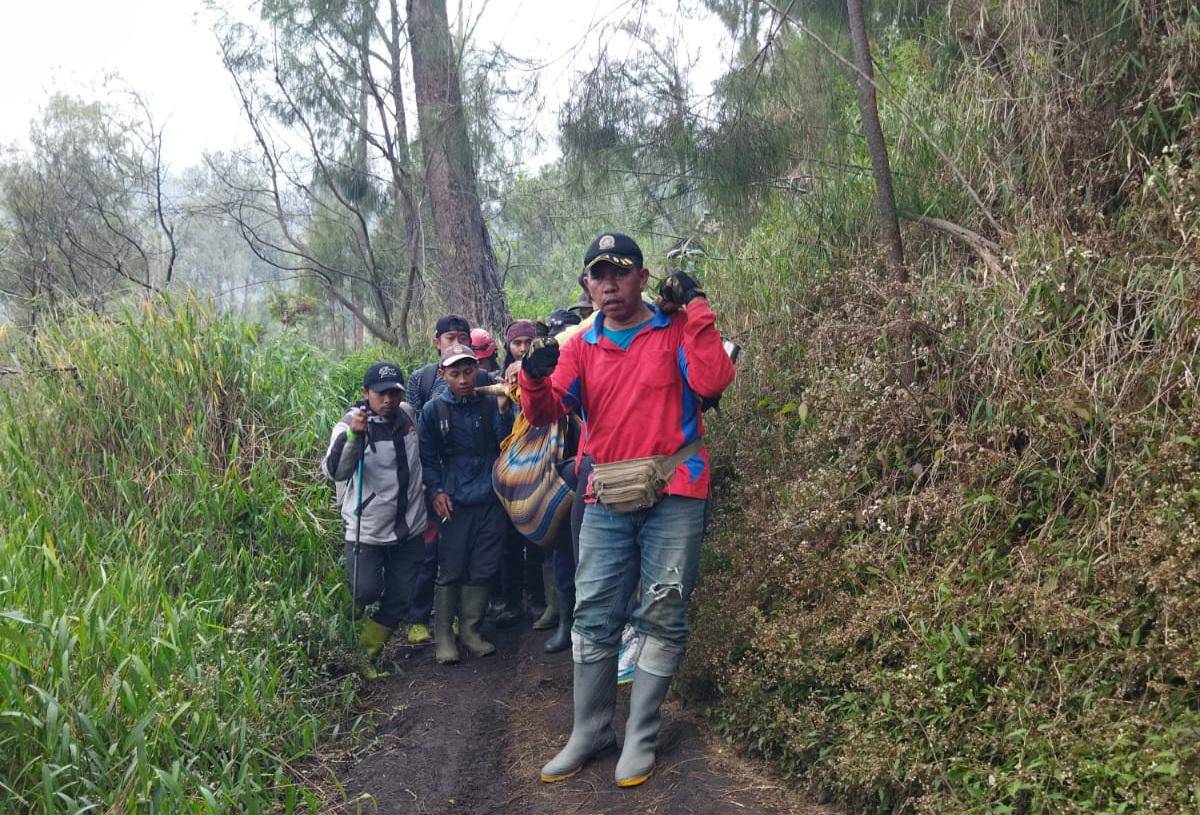Proses evakuasi Chamdan dari Gunung Buthak. (Dok. SAR Surabaya)