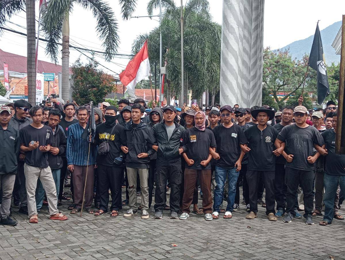 Warga Bangkonol tumpahkan sampah di depan kantor Bupati Pandeglang