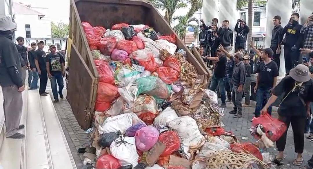 Warga Bangkonol tumpahkan sampah di depan kantor Bupati Pandeglang