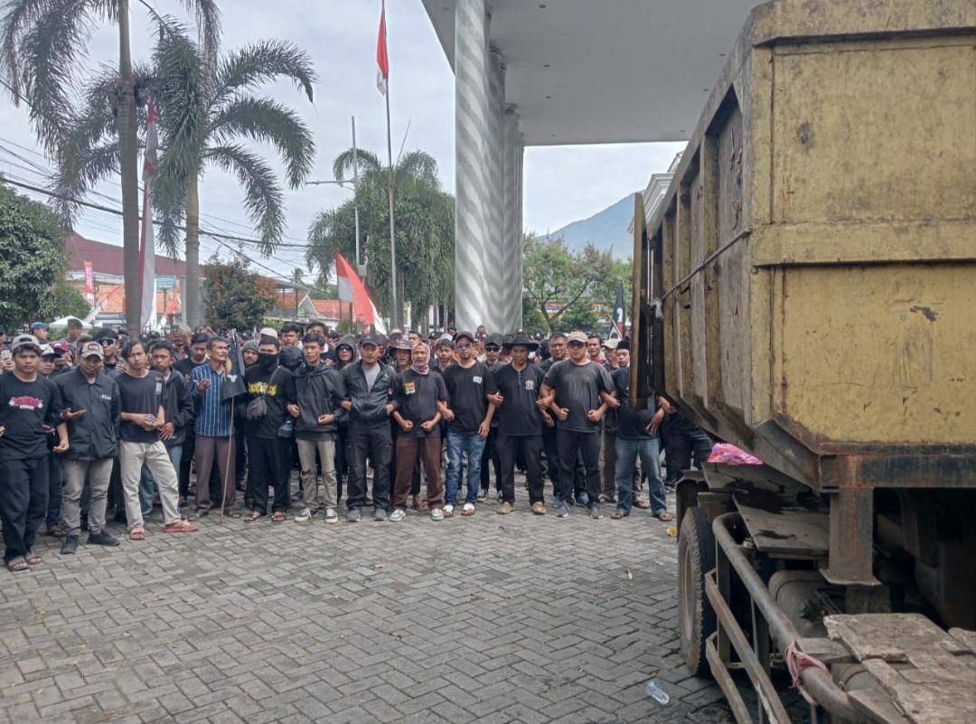 Warga Bangkonol tumpahkan sampah di depan kantor Bupati Pandeglang