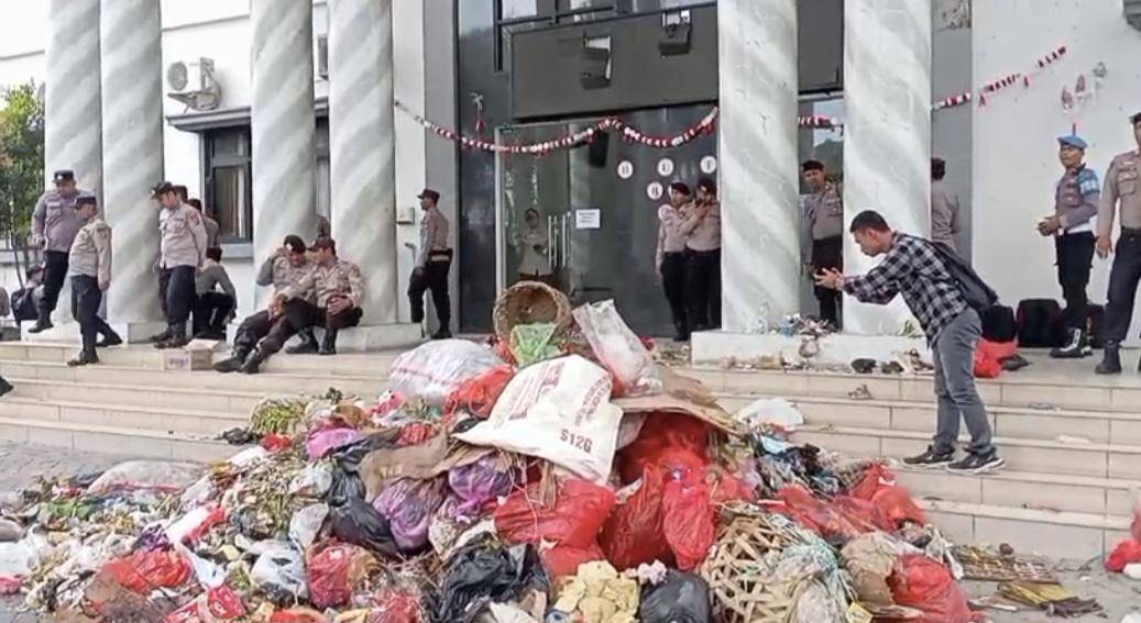 Warga Bangkonol tumpahkan sampah di depan kantor Bupati Pandeglang