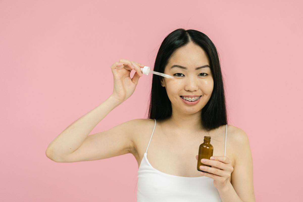 ilustrasi menggunakan serum wajah (pexels.com/SHVETS production)
