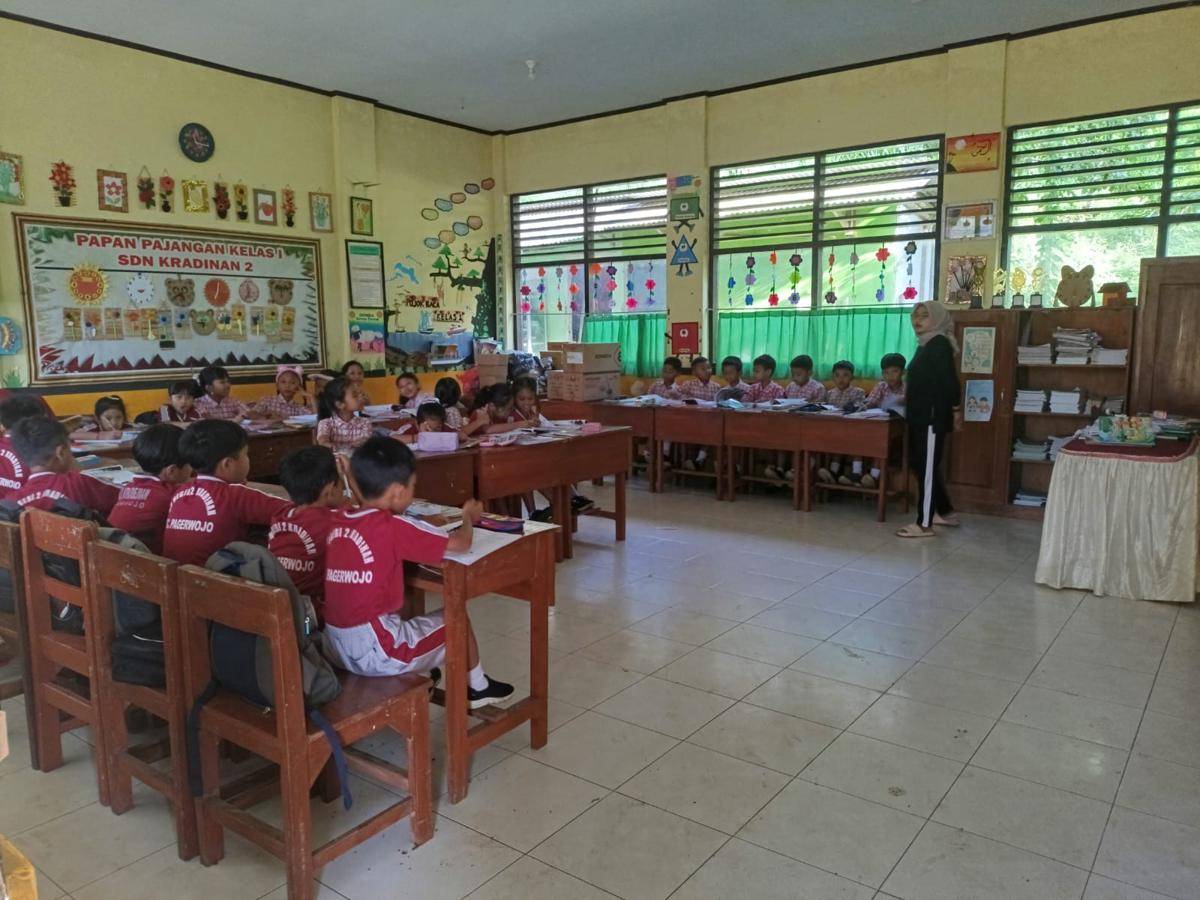 Aktivitas belajar mengajar di SDN 2 Kradinan. IDN Times/Bramanta Pamungkas