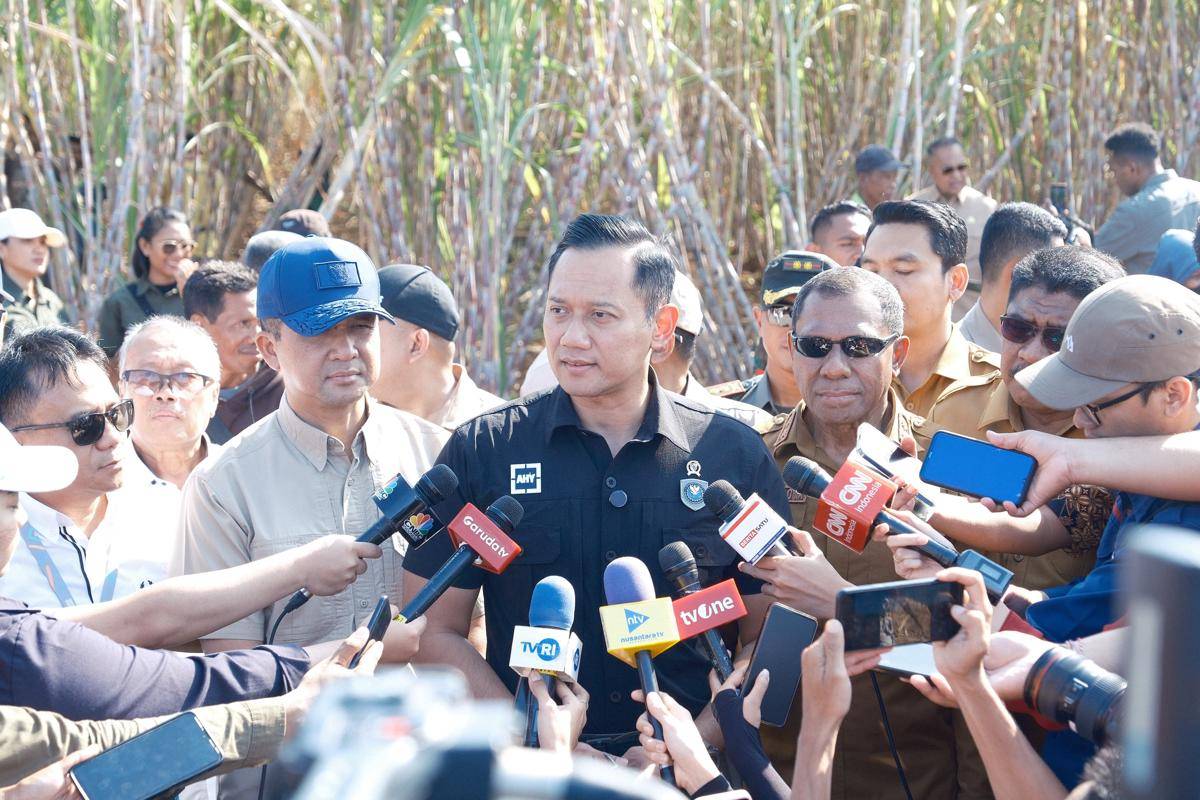 AHY saat diwawancarai media di Sumba Timur. (Dok Humas Setda Provinsi NTT)