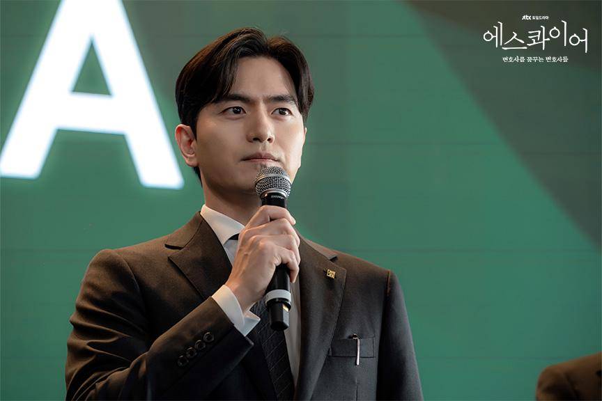 Lee Jin Wook di Beyond the Bar