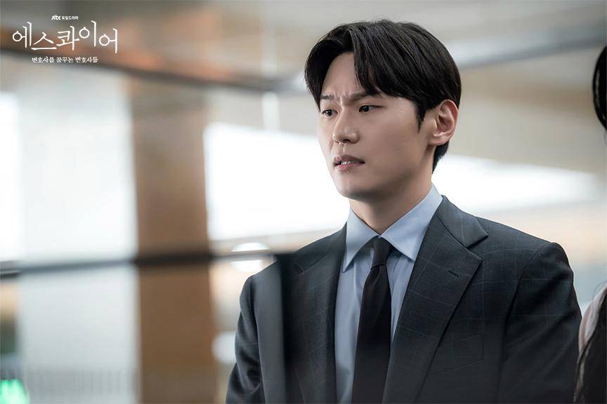 Lee Hak Joo di Beyond the Bar