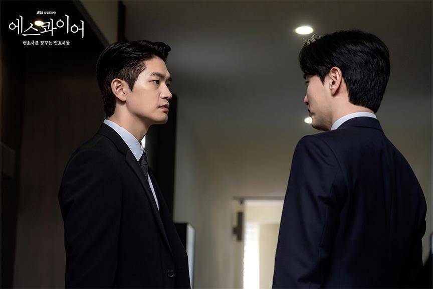 Kang Sang Joon dan Lee Jin Wook di Beyond the Bar (dok. JTBC/Beyond the Bar)