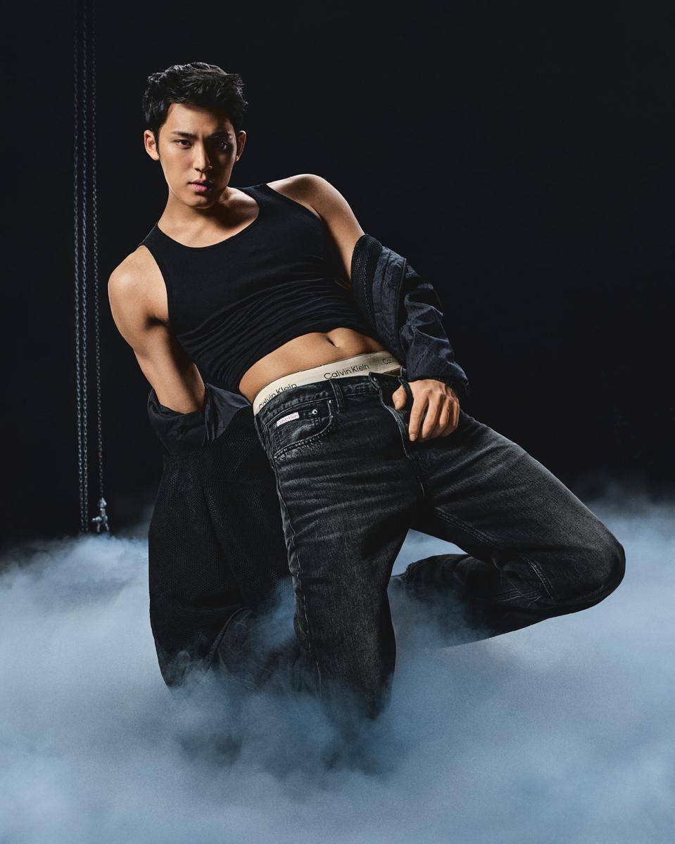 potret Mingyu SEVENTEEN di campaign Calvin Klein Fall 2025 (x.com/CalvinKlein)