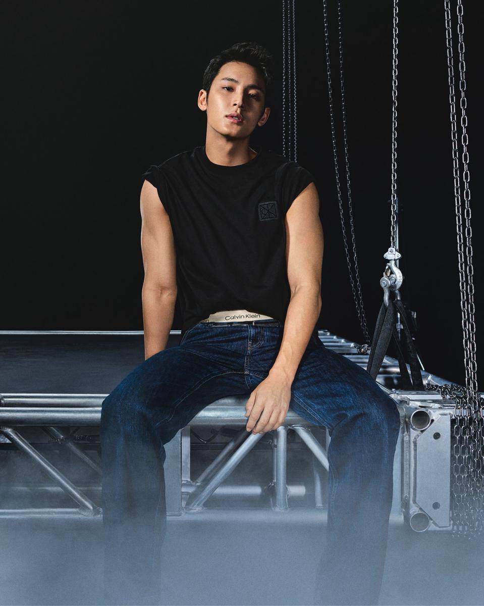 potret Mingyu SEVENTEEN di campaign Calvin Klein Fall 2025 (x.com/CalvinKlein)
