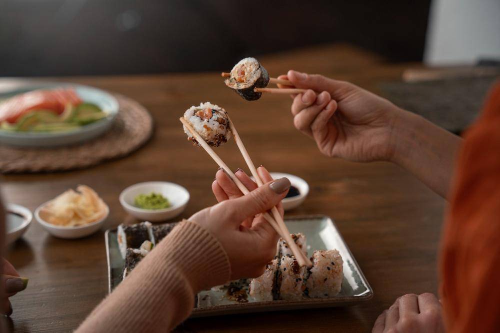 ilustrasi menyantap sushi (freepik.com/freepik)