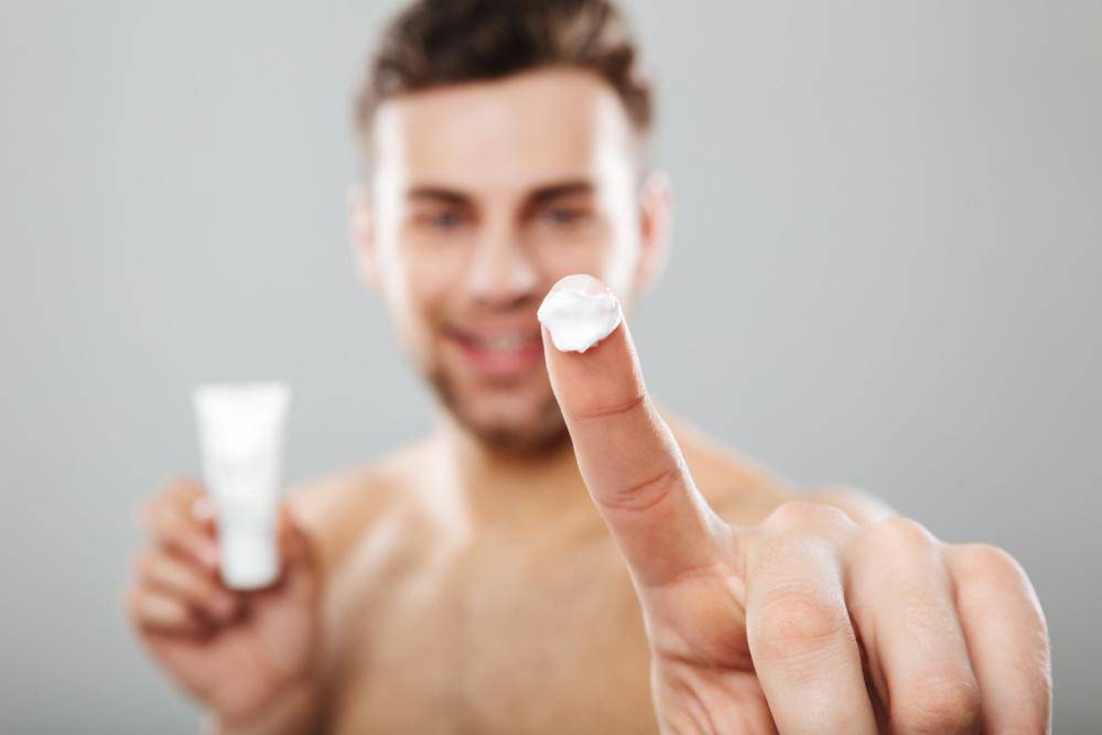 ilustrasi hand cream cowok (freepik.com/drobotdean)