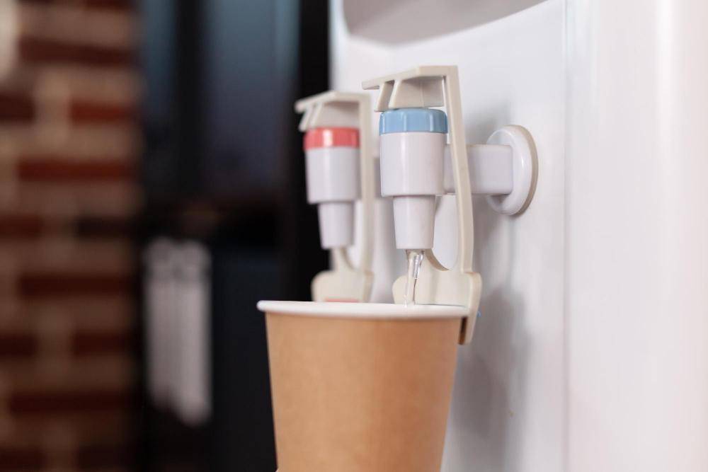 ilustrasi dispenser (freepik.com/DC Studio)