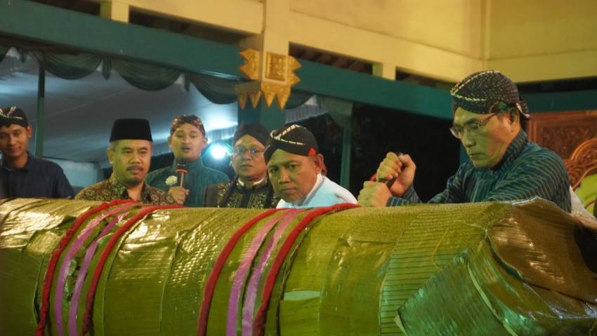 Meski Diguyur Hujan, Warga Antusias Ikuti Tradisi Rebo Pungkasan