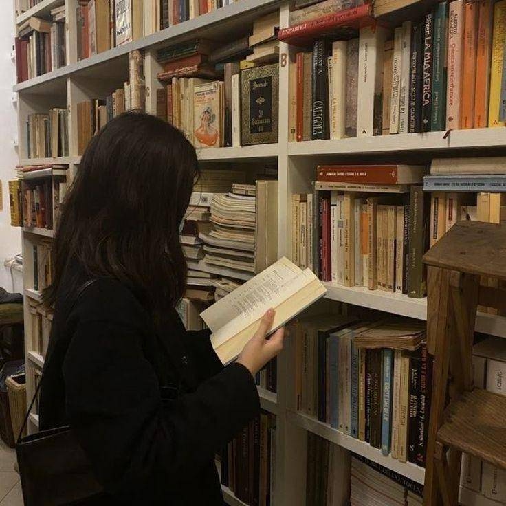 Seorang gadis yang sedang membaca buku, sumber: Pinterest