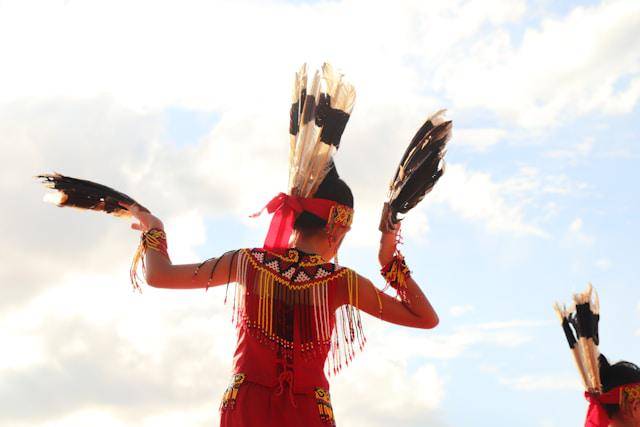ilustrasi masyarakat Dayak 