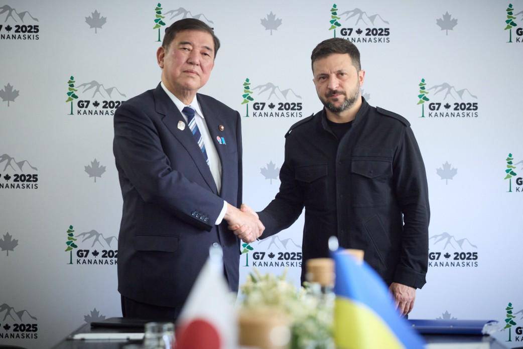 Perdana Menteri Jepang Shigeru Ishiba (kiri) bertemu dengan Presiden Ukraina Volodymyr Zelenskyy di sela-sela KTT G7 di Kananaskis, Kanada, pada 17 Juni 2025. (Sumber: laman resmi Kantor Kepresidenan Ukraina/www.president.gov.ua)