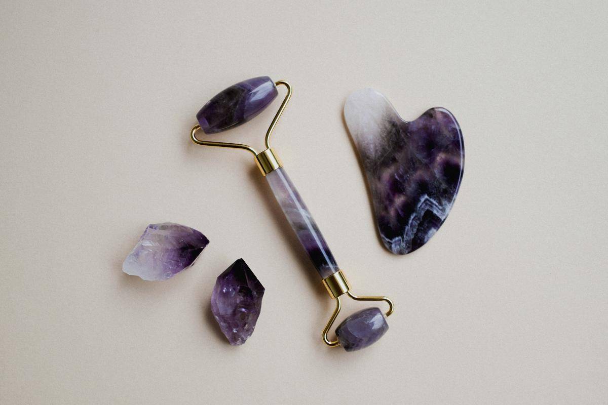 Face roller dan gua sha (unsplash.com/@contentpixie)