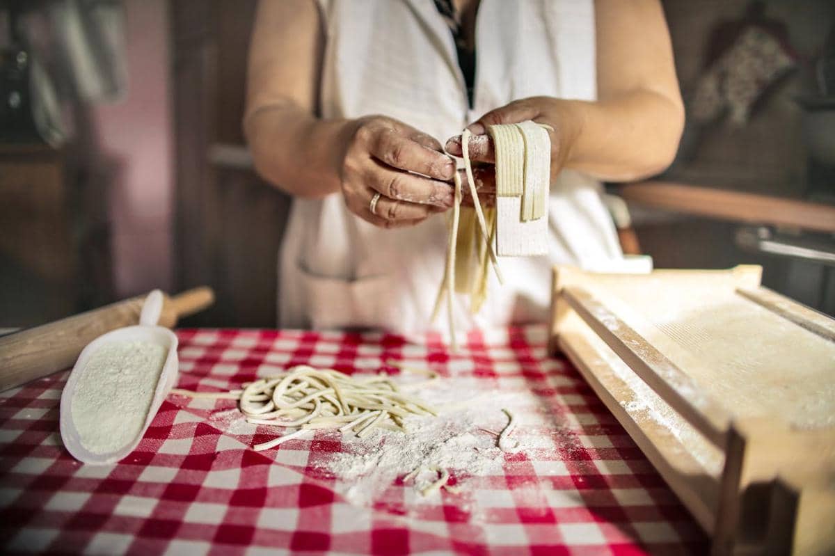 ilustrasi masak bikin mi sendiri (pexels.com/Andrea Piacquadio)