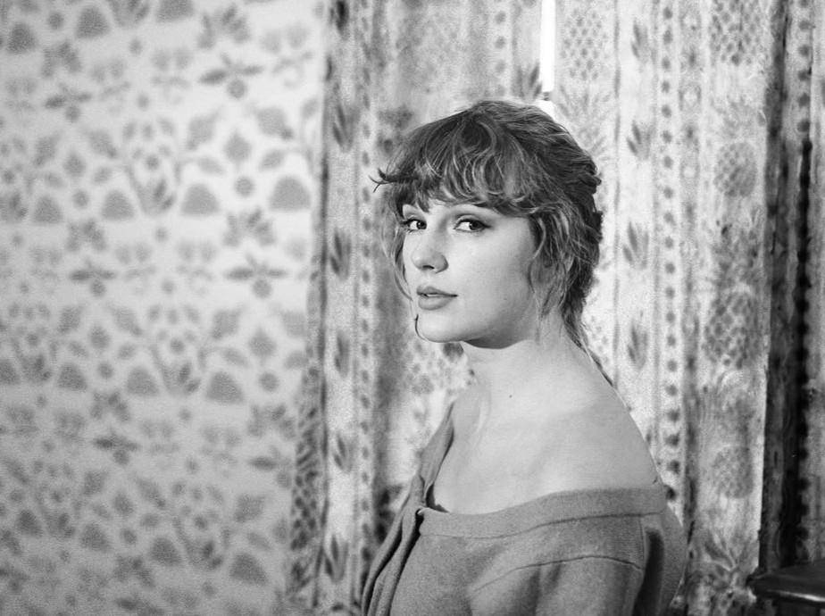 Taylor Swift dalam album evermore