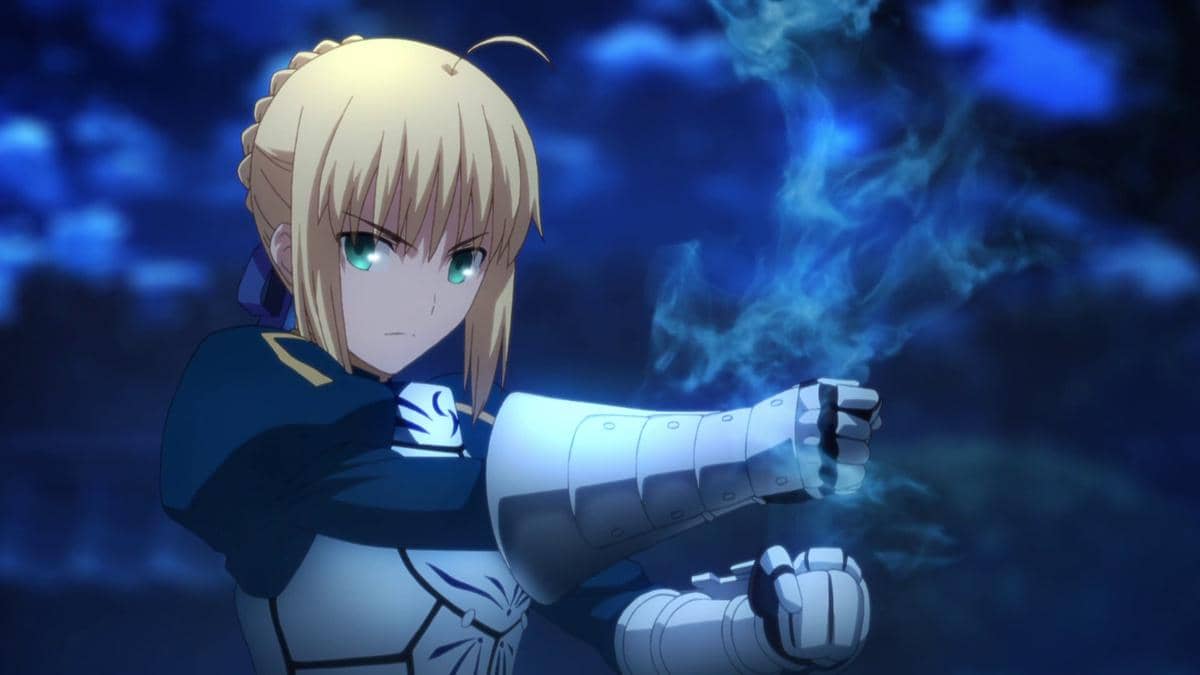 Saber mengangkat pedang dan melepaskan serangan Excalibur berupa cahaya emas terang dalam anime Fate.