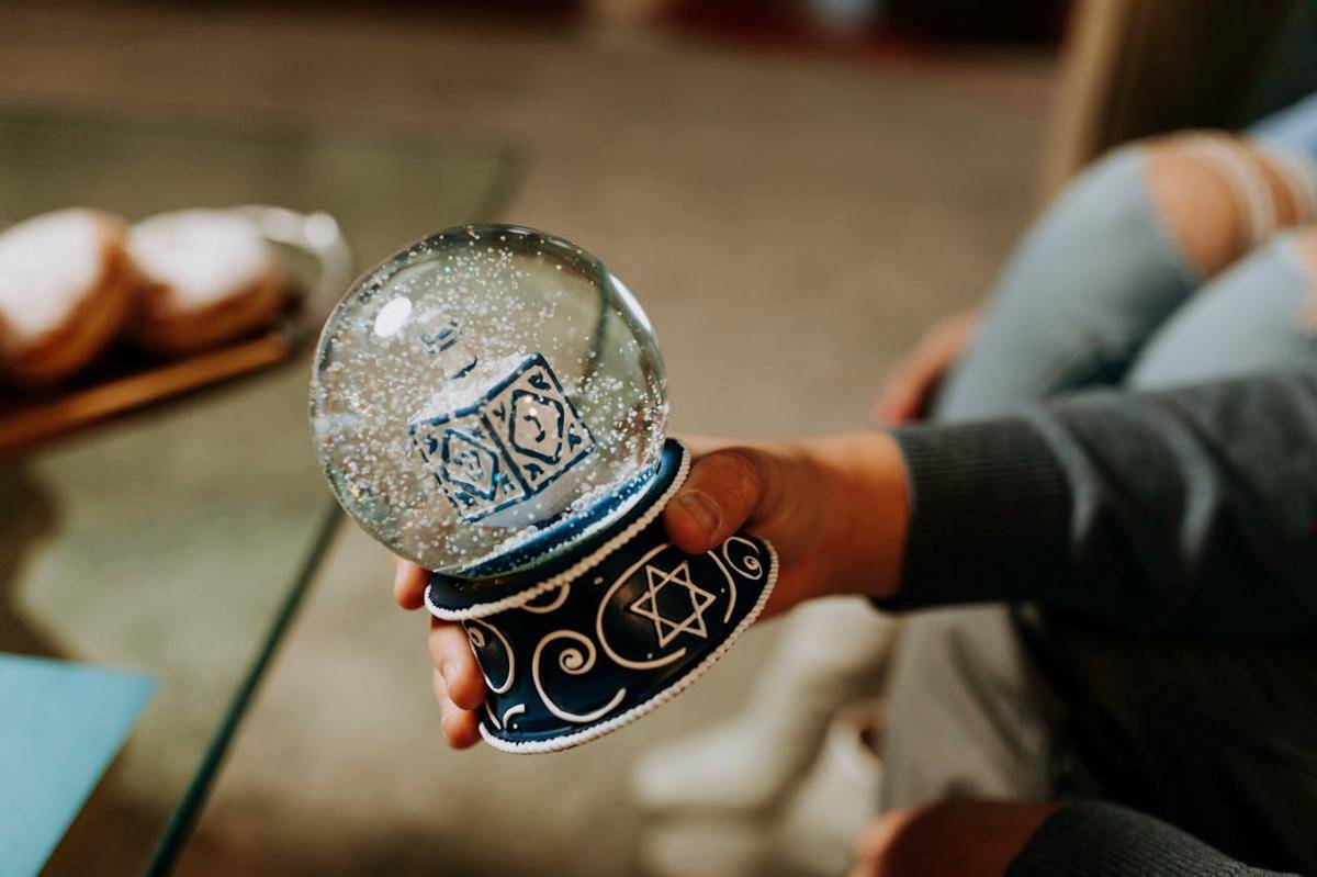 ilustrasi snow globe suvenir liburan (pexels.com/RDNE Stock project)