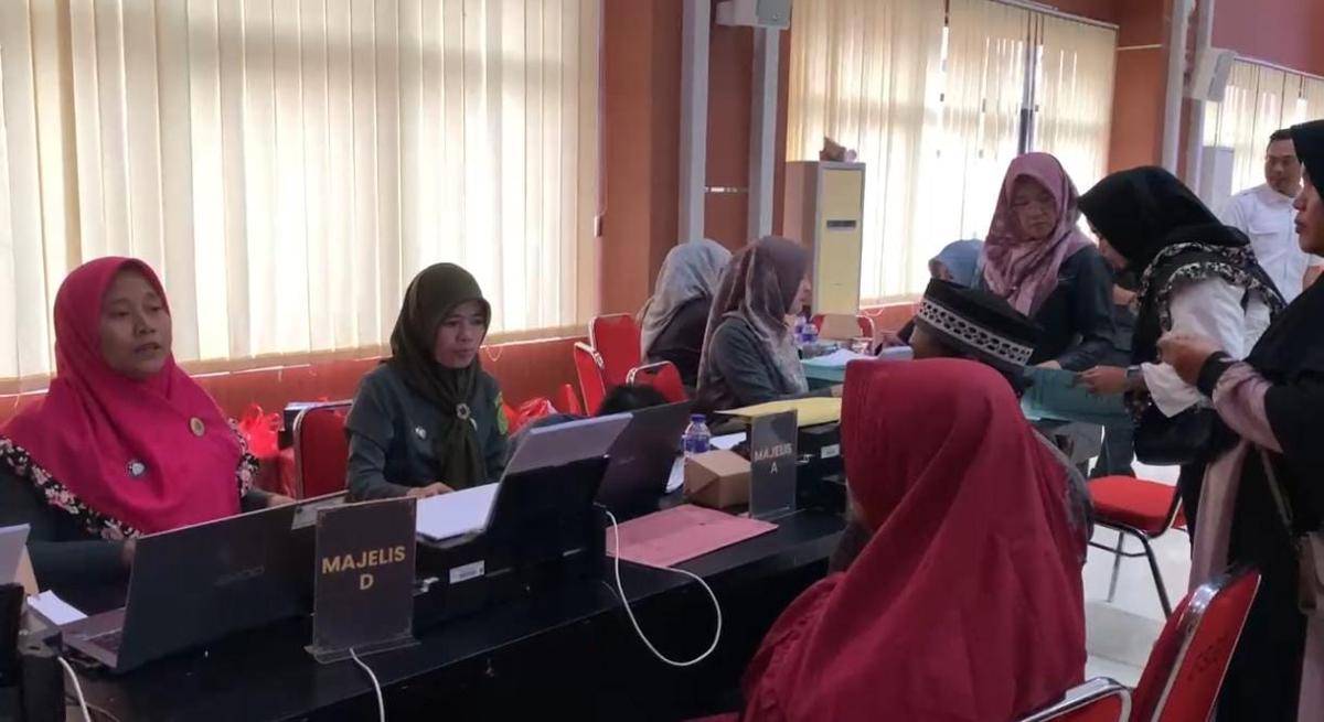Suasana antrian mengurus berkas saat sidang isbat nikah di Aula Semergou Pemkot Bandar Lampung. (IDN Times/Muhaimin)