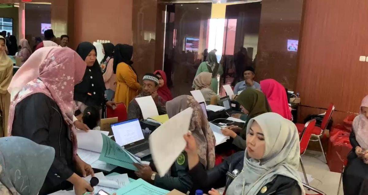 Suasana antrian mengurus berkas saat sidang isbat nikah di Aula Semergou Pemkot Bandar Lampung. (IDN Times/Muhaimin)