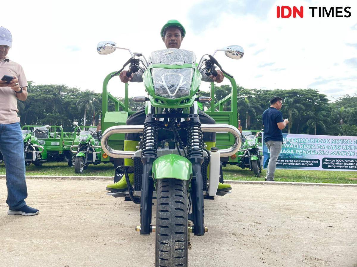 Petugas LPS mencoba menaiki bentor yang dibeli Pemkot Padang