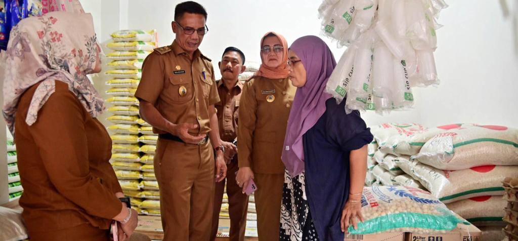 Tim Pengendalian Inflasi Daerah (TPID) Pemkab Lampung Selatan Lakukan Pemantauan Harga Kebutuh Pokok di Pasar Inpres Kalianda (Dok/Humas Pemkab Lampung Selatan)