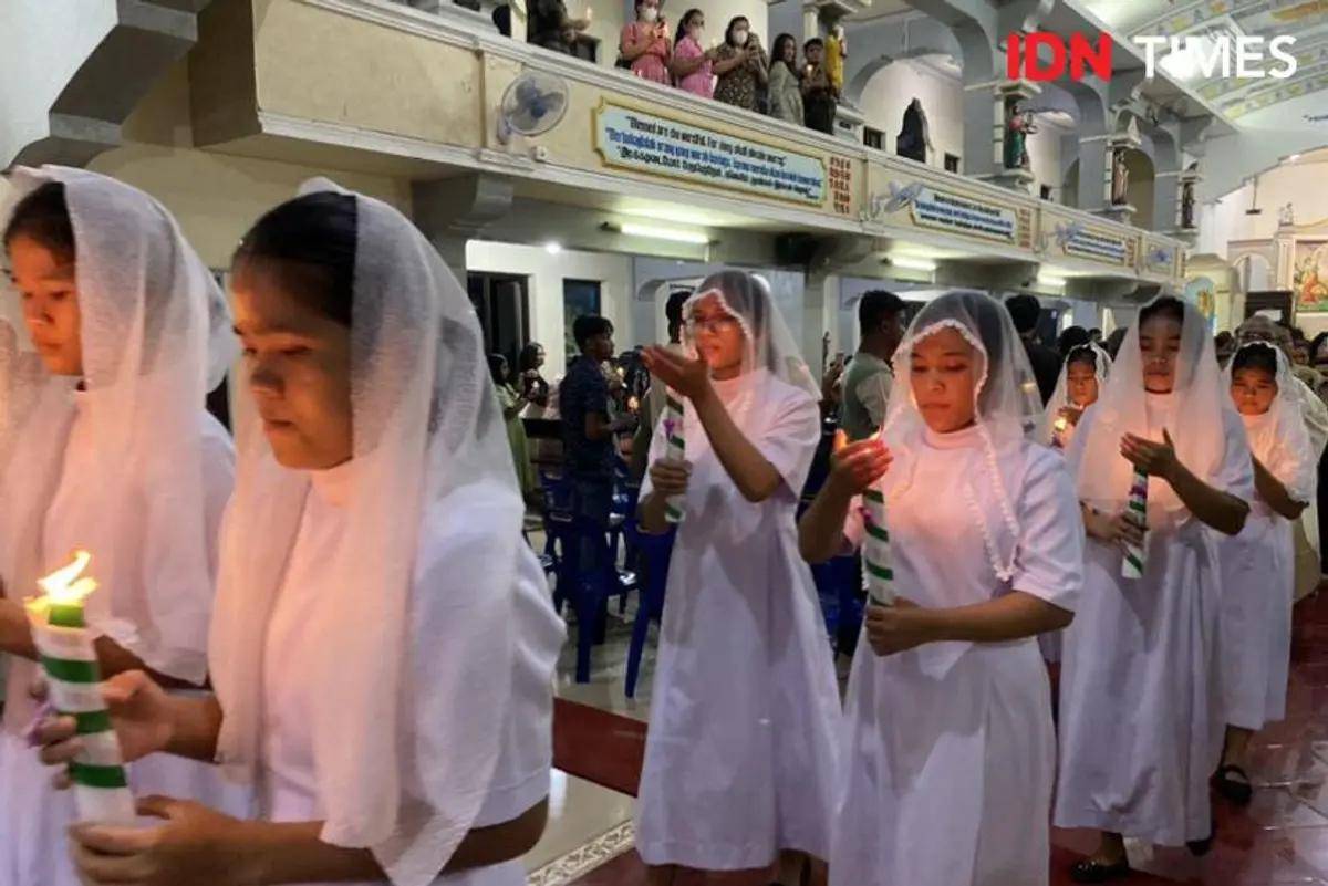 Suasana ibadah Misa malam Natal 2023 di Graha Maria Annai Velangkanni Medan (IDN Times/Indah Permata Sari)