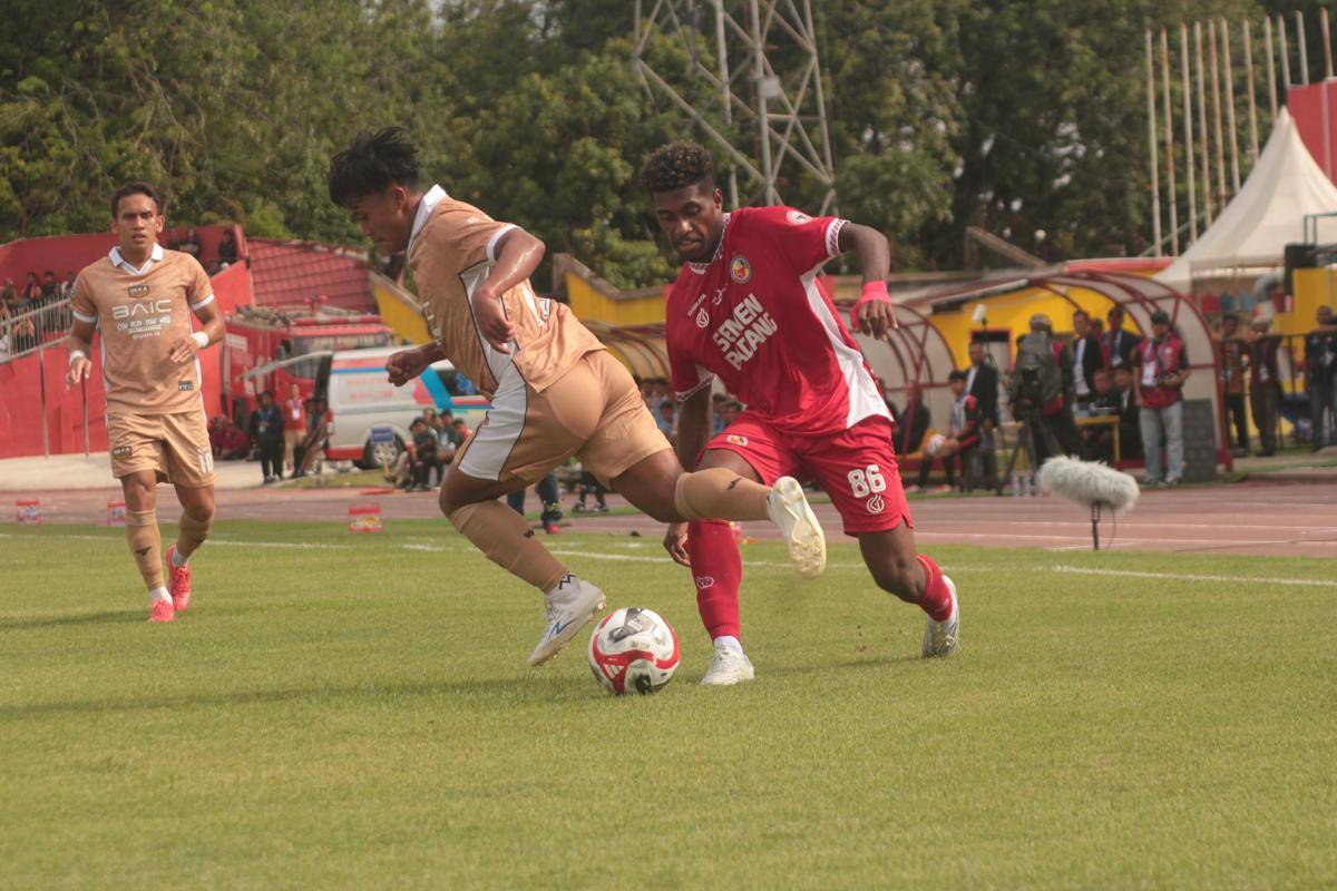 Pemain Semen Padang FC beduel dengan pemain Dewa United pada laga pekan ke-2 Liga Super Indonesia musim 2025/2026 (Foto: IDN Times/Halbert Caniago)