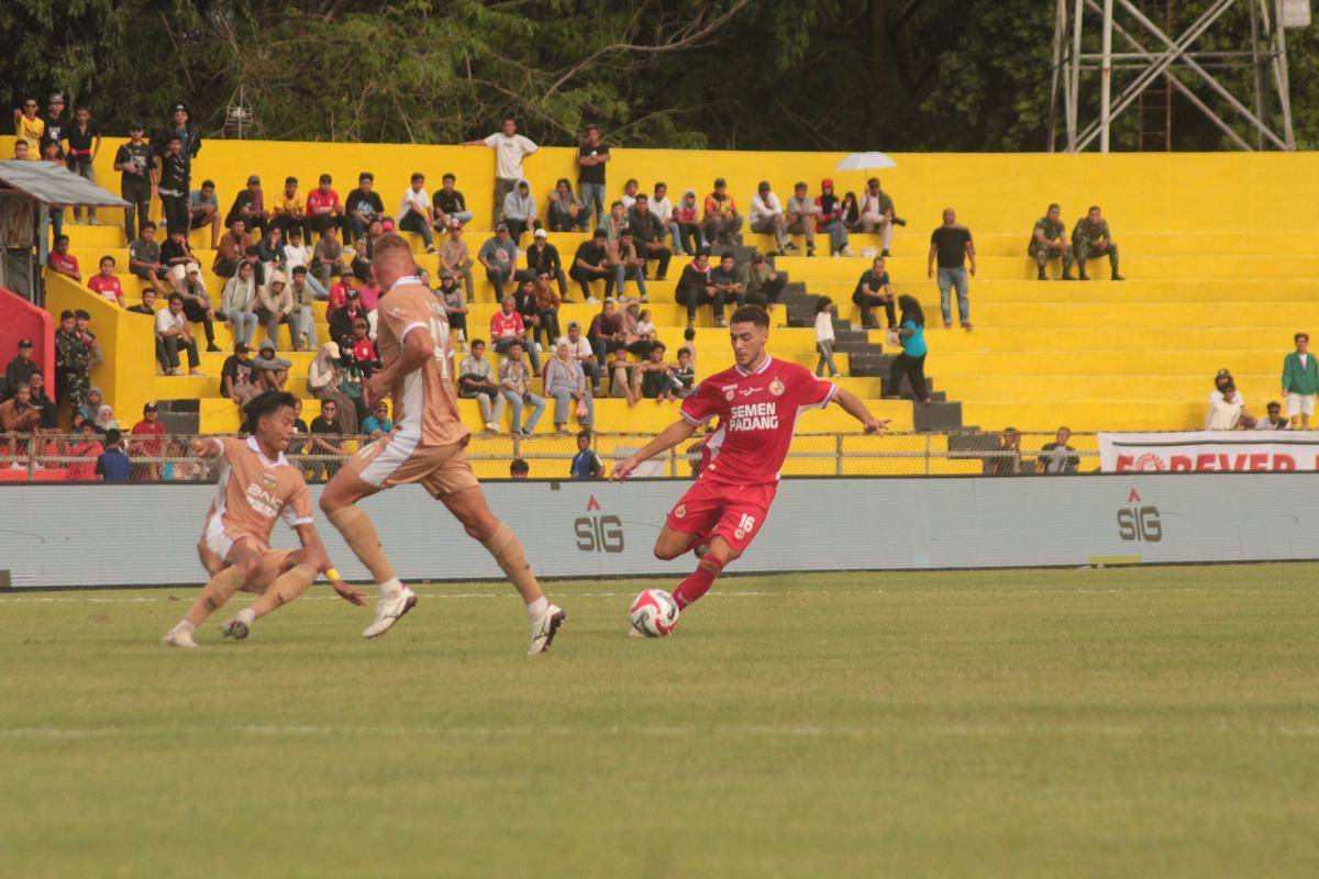 Pemain Semen Padang FC, Pedro Matos mengecoh pemain Dewa United pada laga musim ke-2 Liga Super Indonesia musim 2025/2026 (Foto: IDN Times/Halbert Caniago)