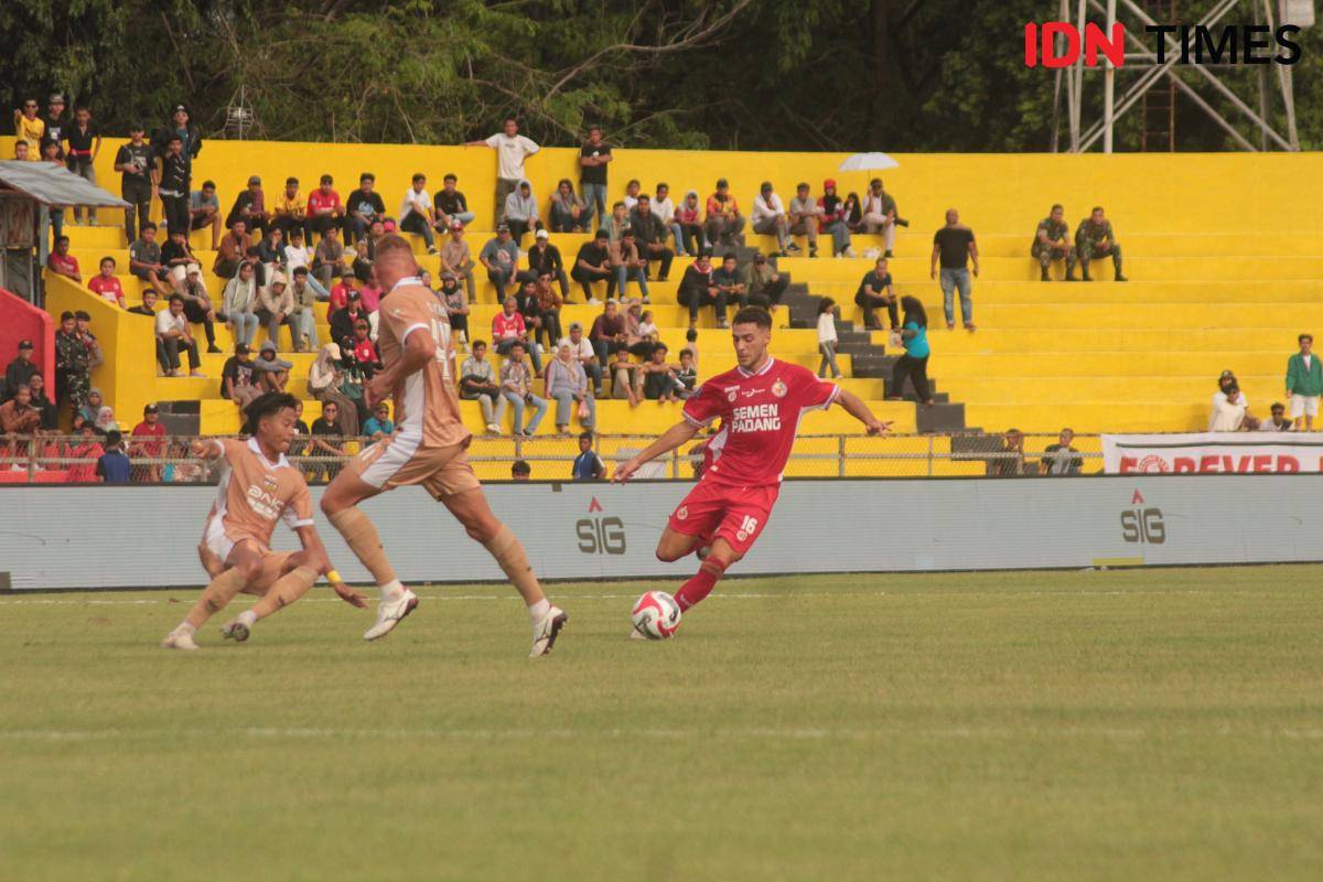 Pemain Semen Padang FC, Pedro Matos mengecoh pemain Dewa United pada laga musim ke-2 Liga Super Indonesia musim 2025/2026 (Foto: IDN Times/Halbert Caniago)
