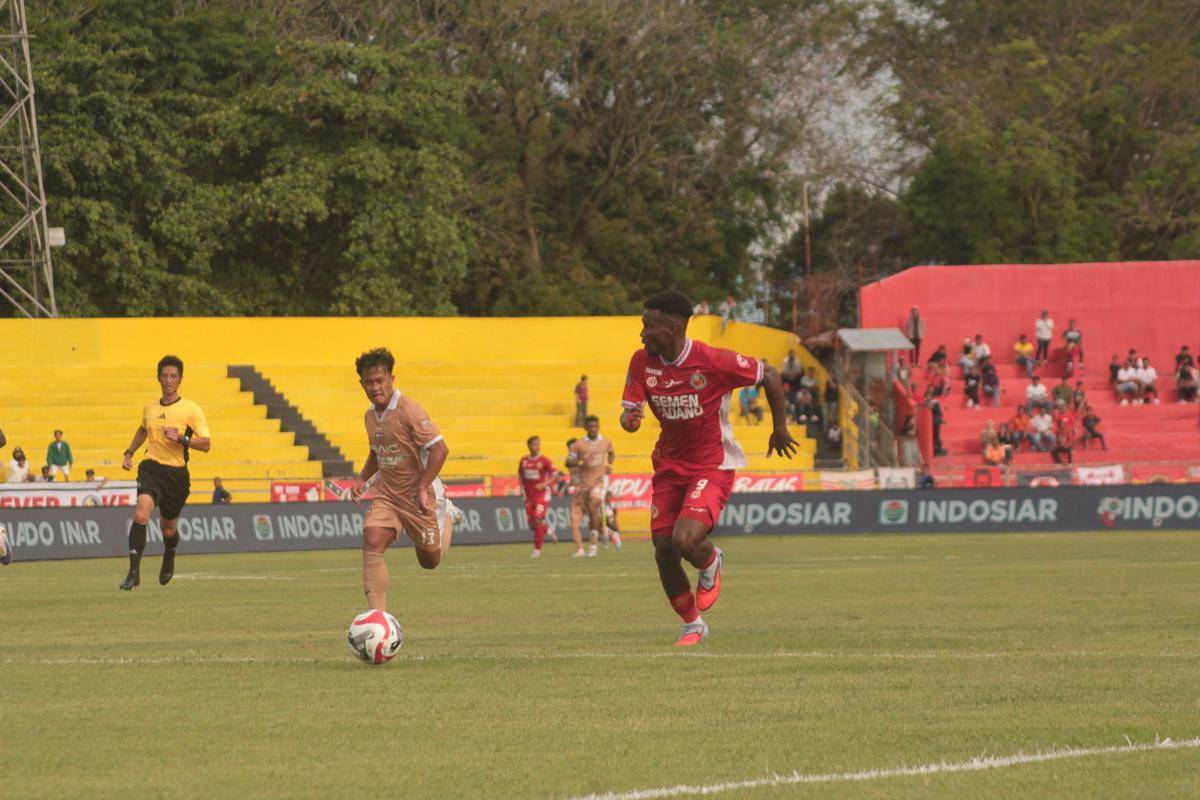 Pemain Semen Padang FC, Cornelius Stewart berpacu dengan pemain Dewa United pada laga pekan ke-2 Liga Super Indonesia musim 2025/2026 (Foto: IDN Times/Halbert Caniago)