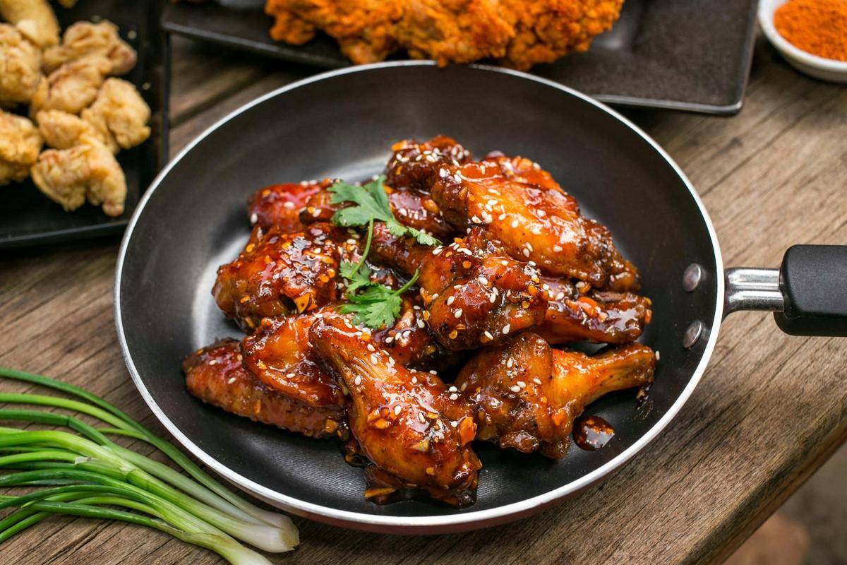 ilustrasi chicken wings saus madu pedas (unsplash.com/Jim Sosengphet)
