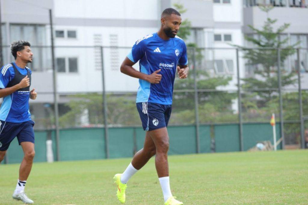 Bek PSM Makassar, Yuran Fernandes, dalam sesi latihan di Lapangan Latih Jakarta International Stadium (JIS) Jakarta pada 18 Agustus 2025. (Dok. Ofisial PSM Makassar/Agung Dewantara)