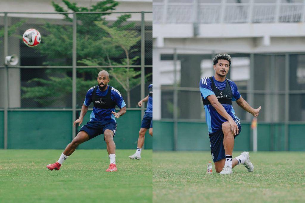 Pemain PSM Makassar, Alex Tanque (kiri) dan Lucas Dias (kanan), dalam sesi latihan di Lapangan Latih Jakarta International Stadium (JIS) Jakarta pada 18 Agustus 2025. (Dok. Ofisial PSM Makassar/Agung Dewantara)