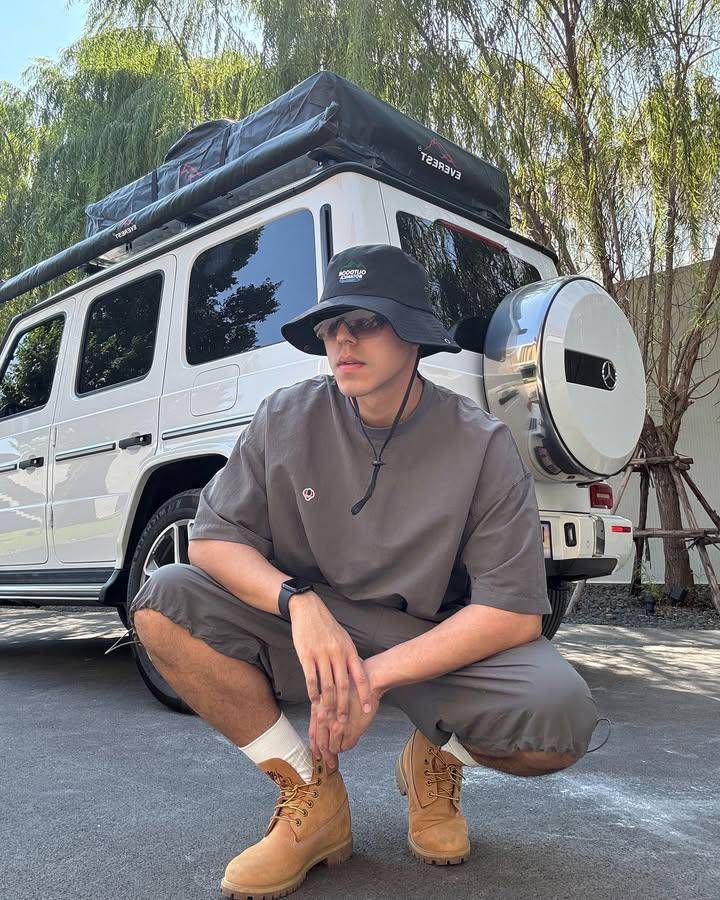 OOTD pakai bucket hat ala Nine Naphat (Instagram.com/naphat_nine)