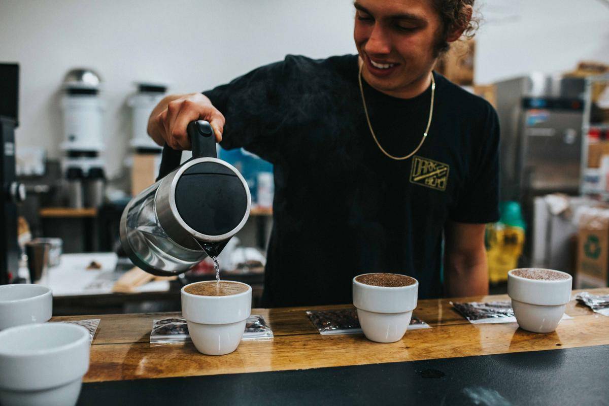 ilustrasi slow bar coffee (unsplash.com/Nathan Dumlao)
