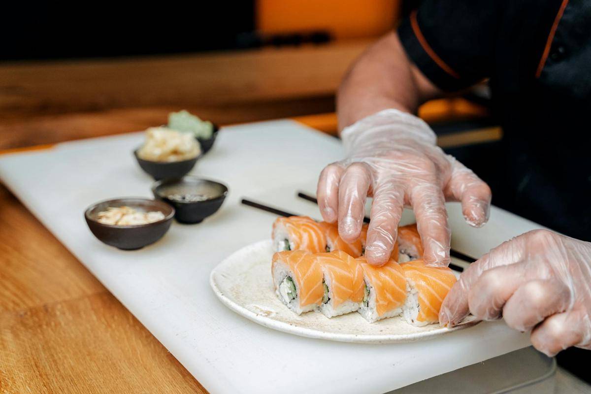 ilustrasi membuat sushi (pexels.com/Ivan Samkov)