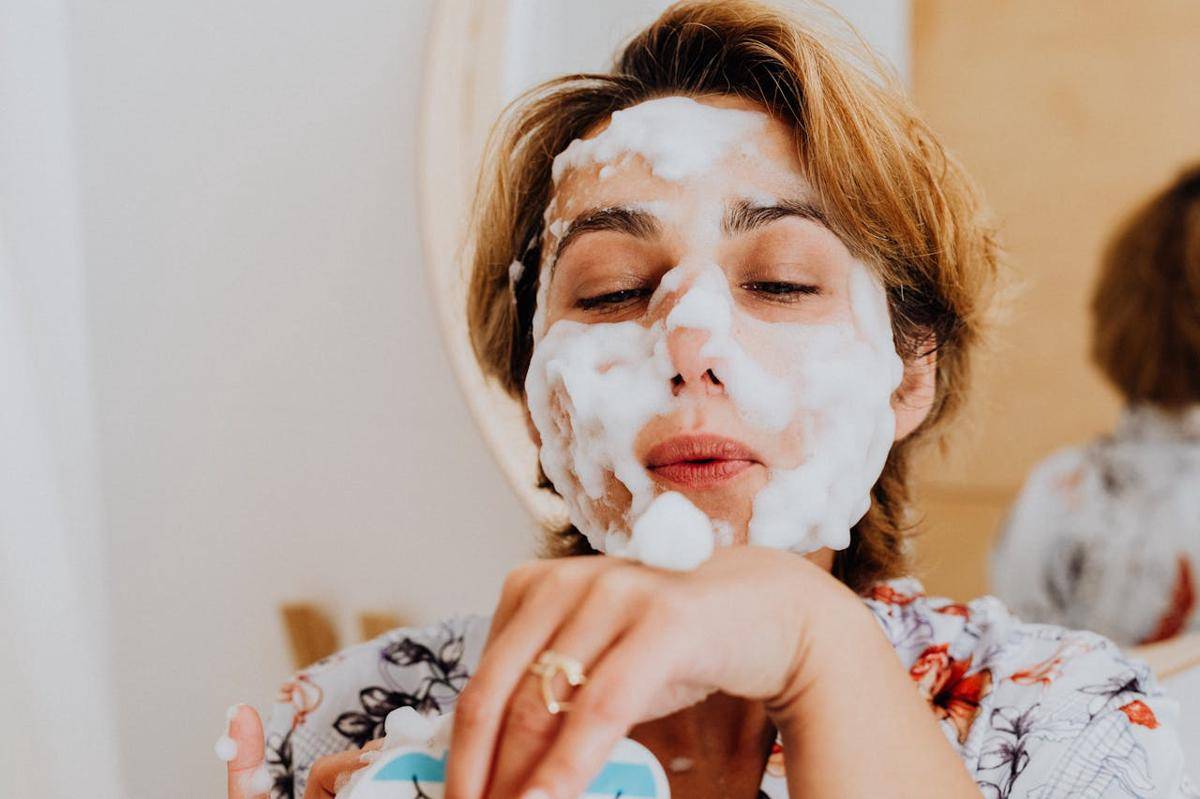 ilustrasi cuci muka (pexels.com/Photo By: Kaboompics.com)
