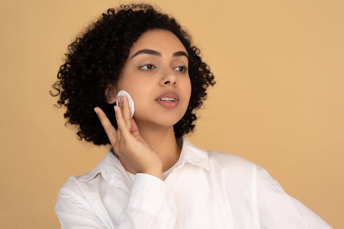 ilustrasi memakai skincare (pexels.com/Mikhail Nilov)