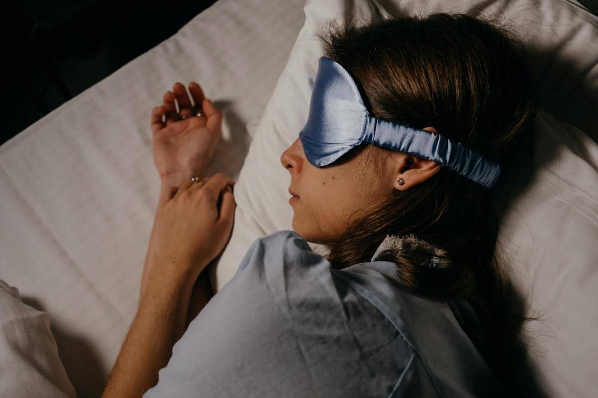 ilustrasi seorang perempuan sedang tidur
