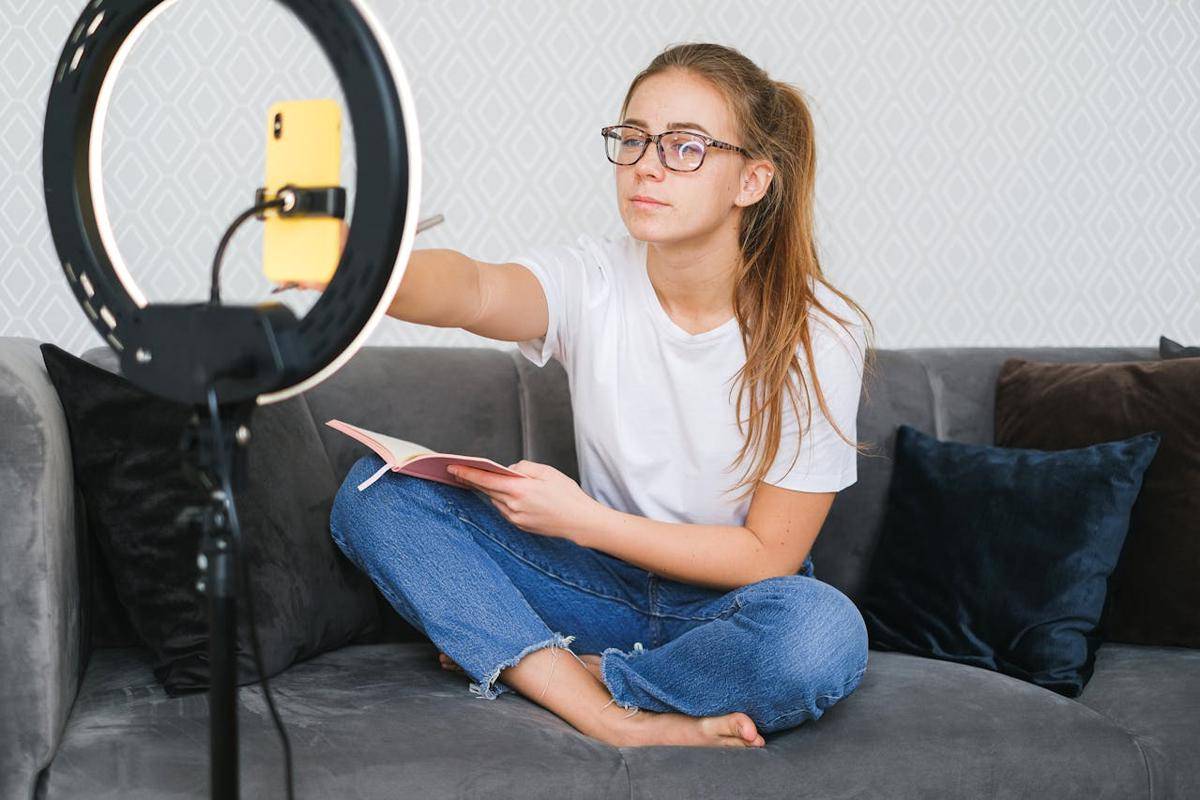 ilustrasi wanita membuat konten (pexels.com/Anna Shvets)