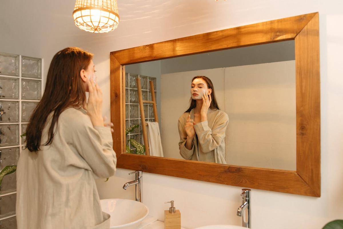 ilustrasi memakai skincare (pexels.com/Yaroslav Shuraev)