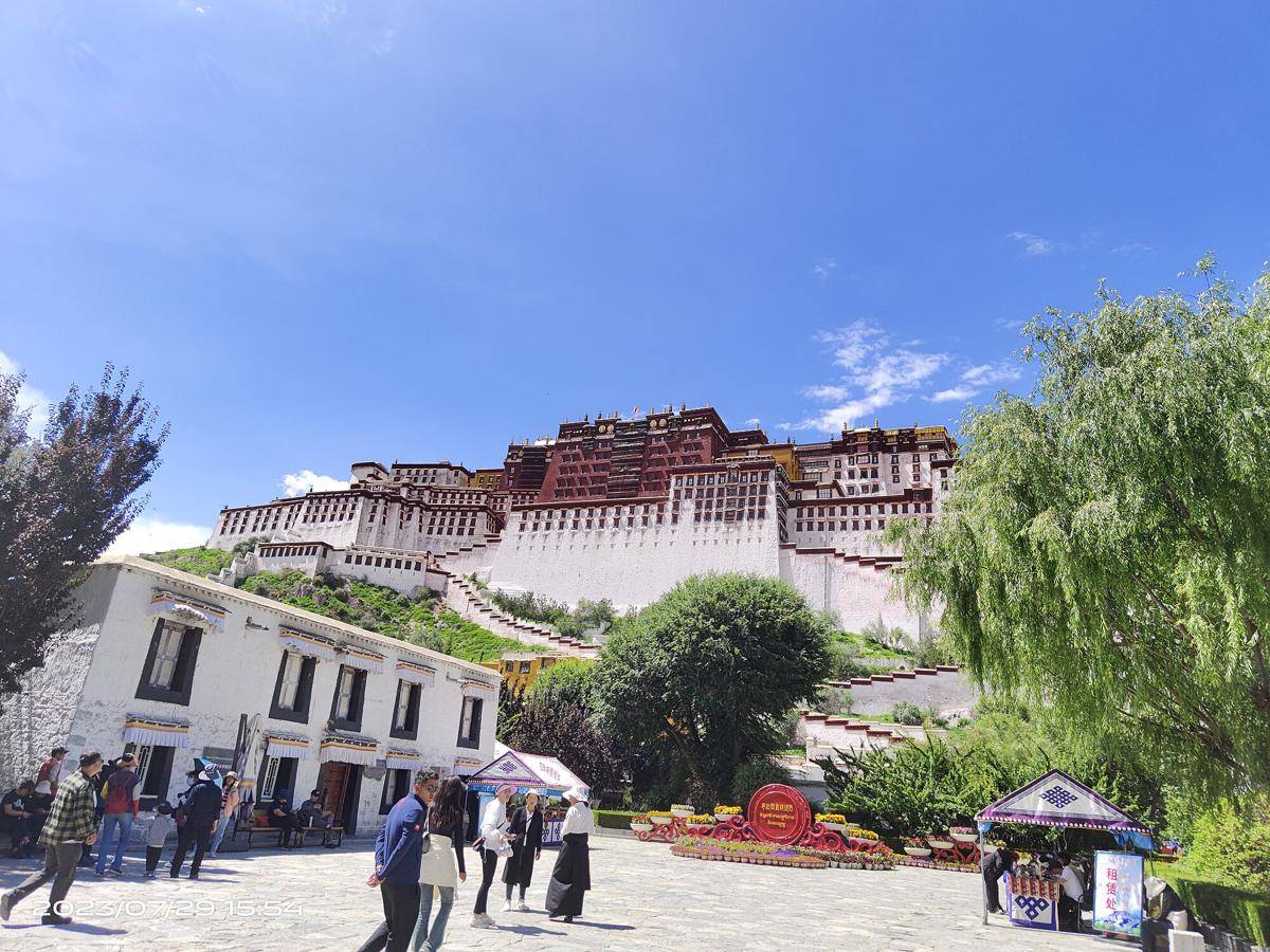 potret Potala Palace (commons.m.wikimedia.org/Fumikas Sagisavas)