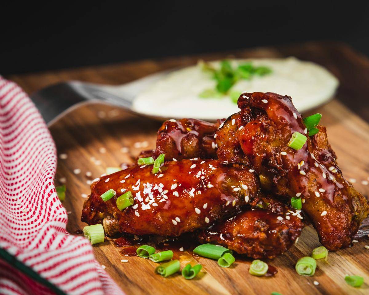 ilustrasi menyajikan chicken wings saus madu pedas (unsplash.com/Ray Reyes)