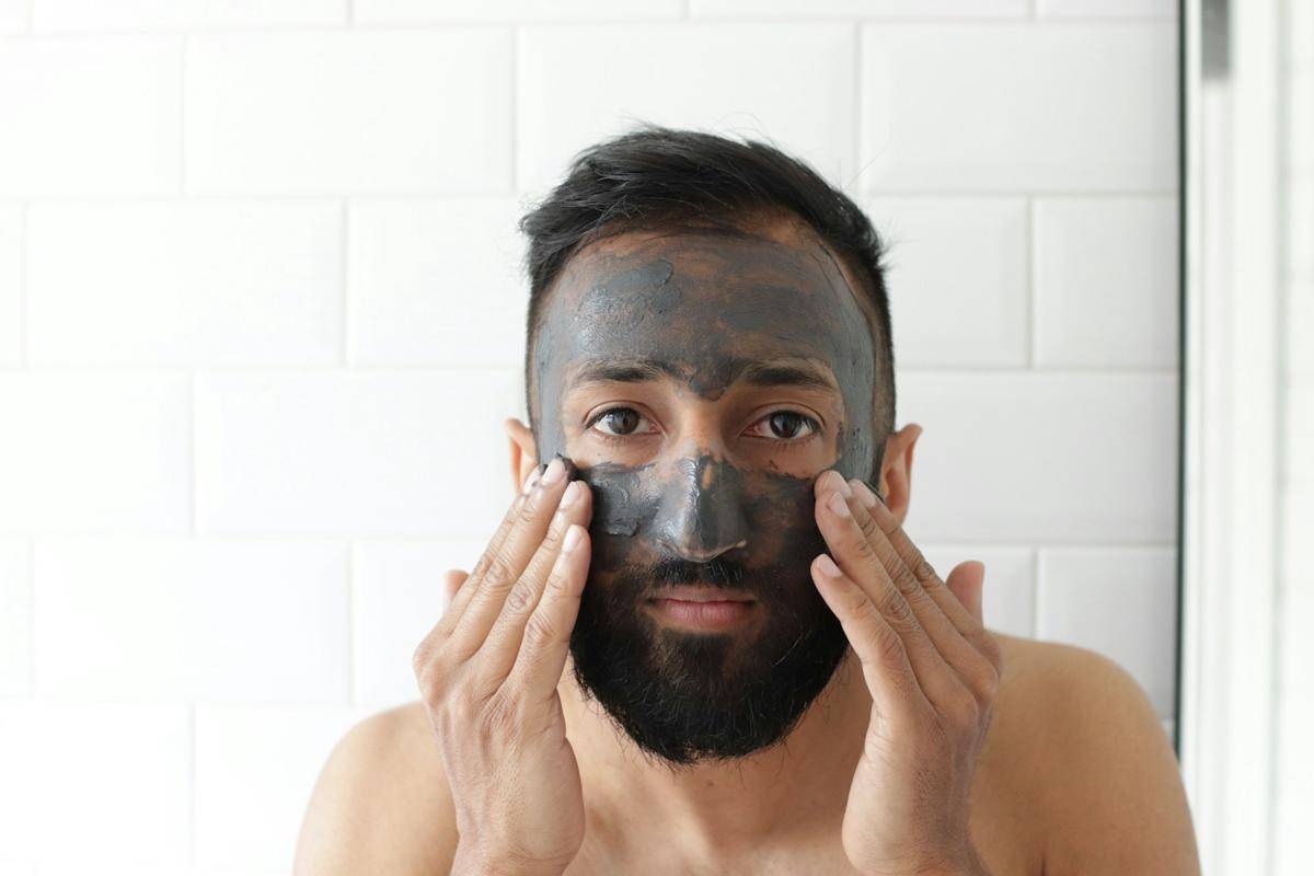 ilustrasi pria menggunakan skincare (unsplash.com/stapal1)